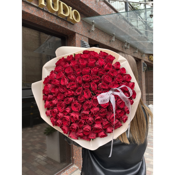 101 троянда Мадам ред