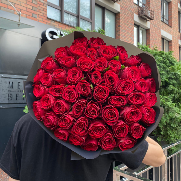 51 троянда Мадам ред